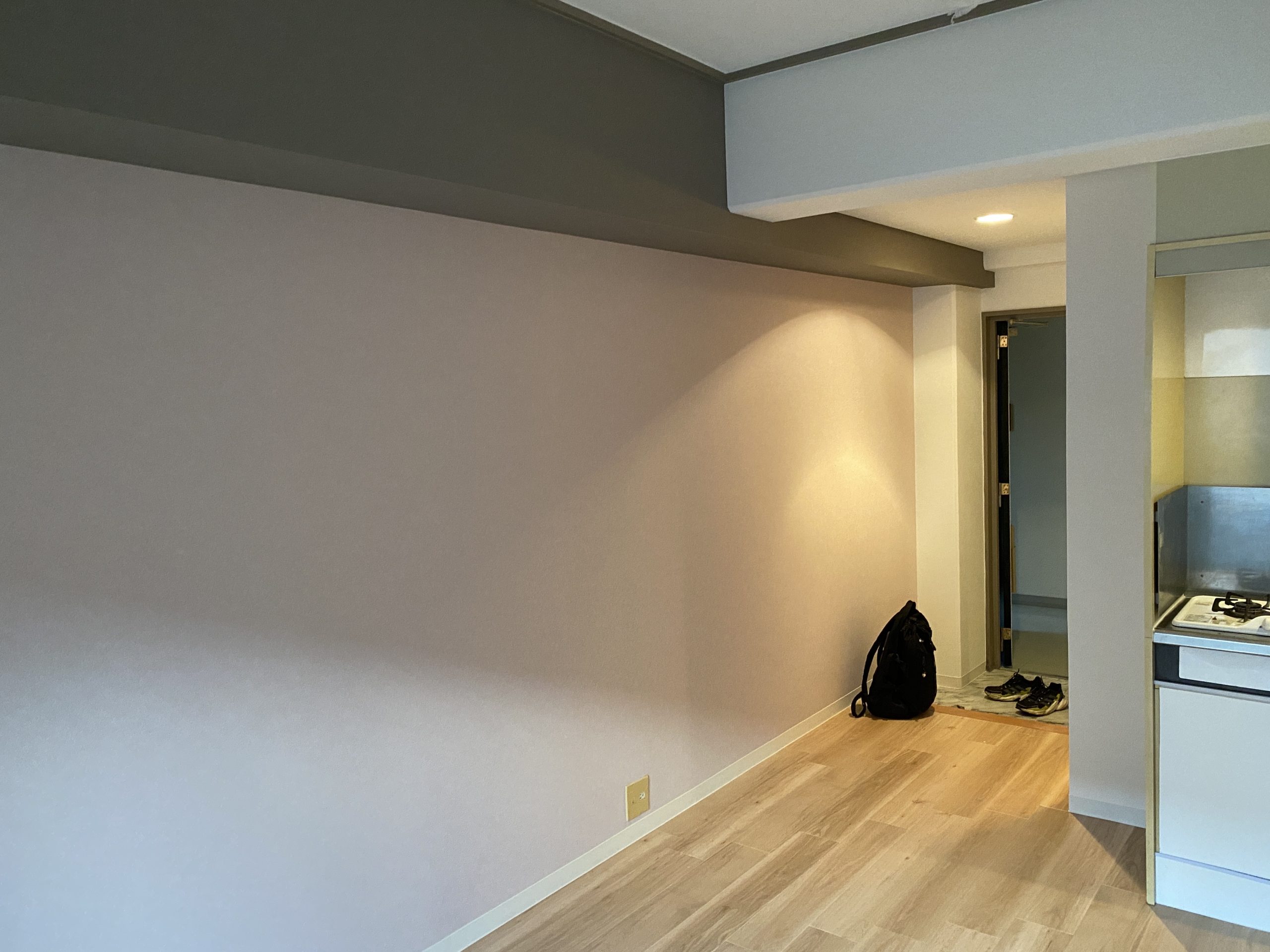 カーペットからフロアタイルへ。京都市の賃貸マンションにて簡単にビジネスホテルみたいにする原状回復工事！