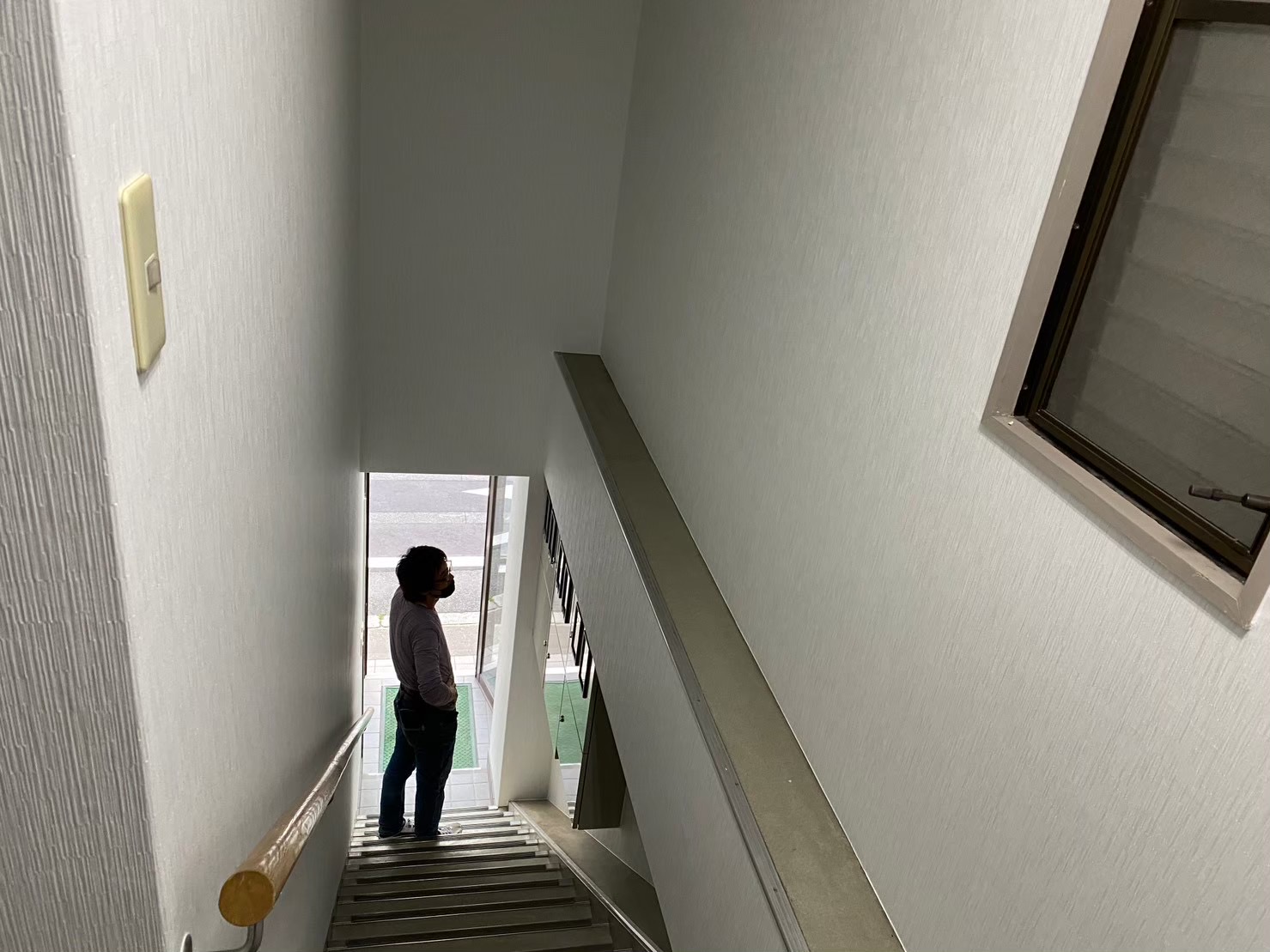 【ちょいむず！ビルの共用階段が明るくすクロス貼替】　京都市で原状回復工事　をさせて頂きました！